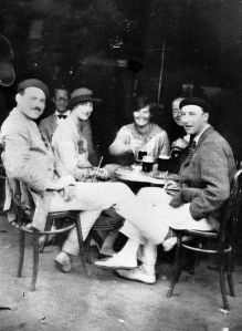 Hemingway tomando café con tertulianos.